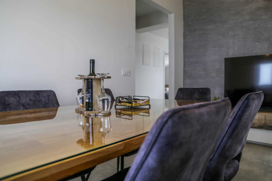 CROWONDER Sunny Bay Beachfront Apartment A7