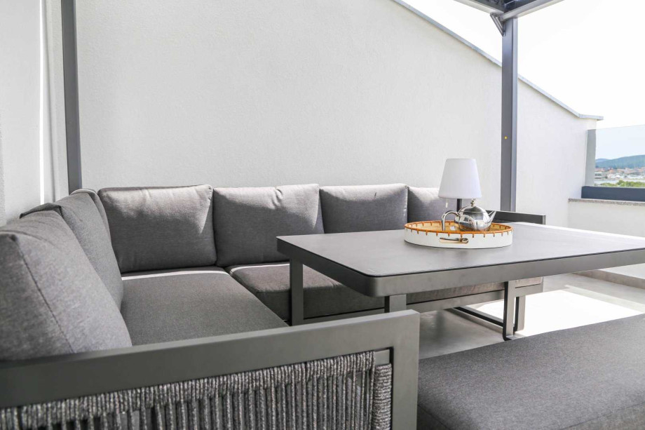 CROWONDER Sunny Bay Beachfront Apartment A7