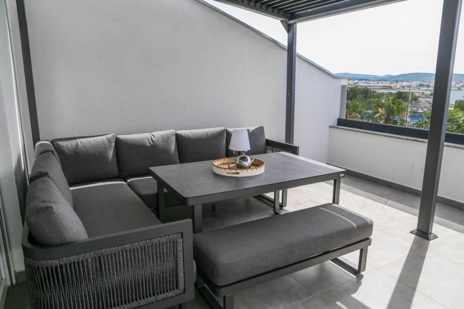 CROWONDER Sunny Bay Beachfront Apartment A7