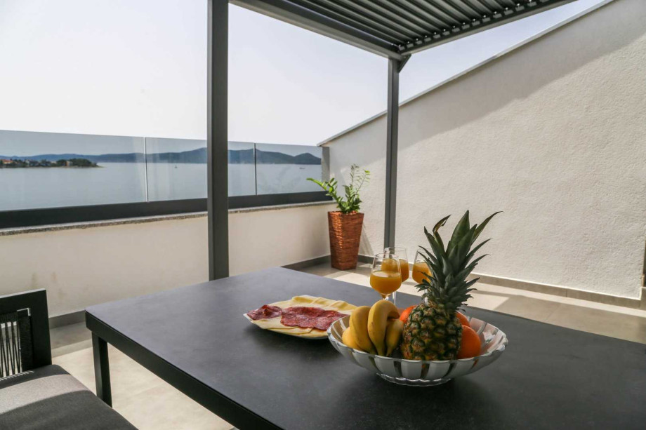 CROWONDER Sunny Bay Beachfront Apartment A7