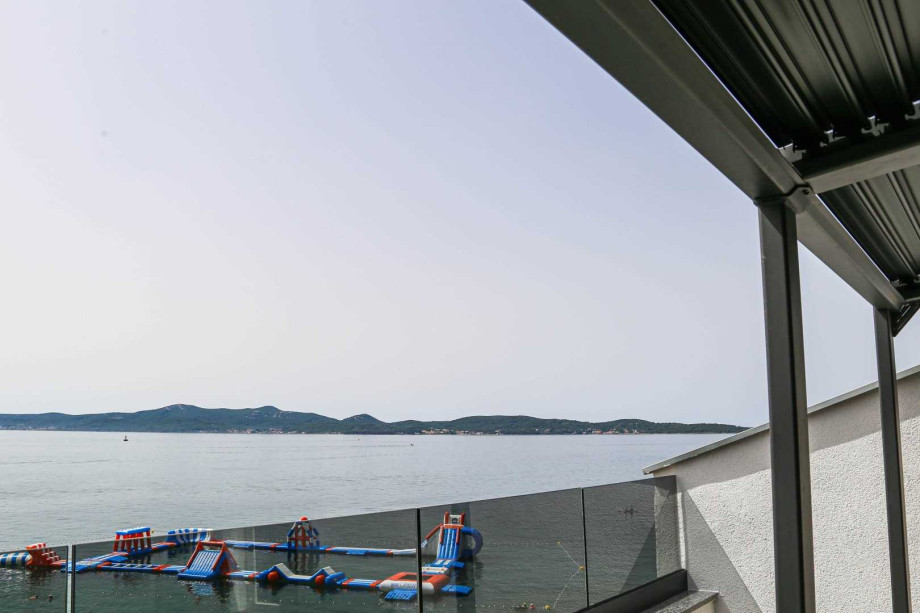 CROWONDER Sunny Bay Beachfront Apartment A7