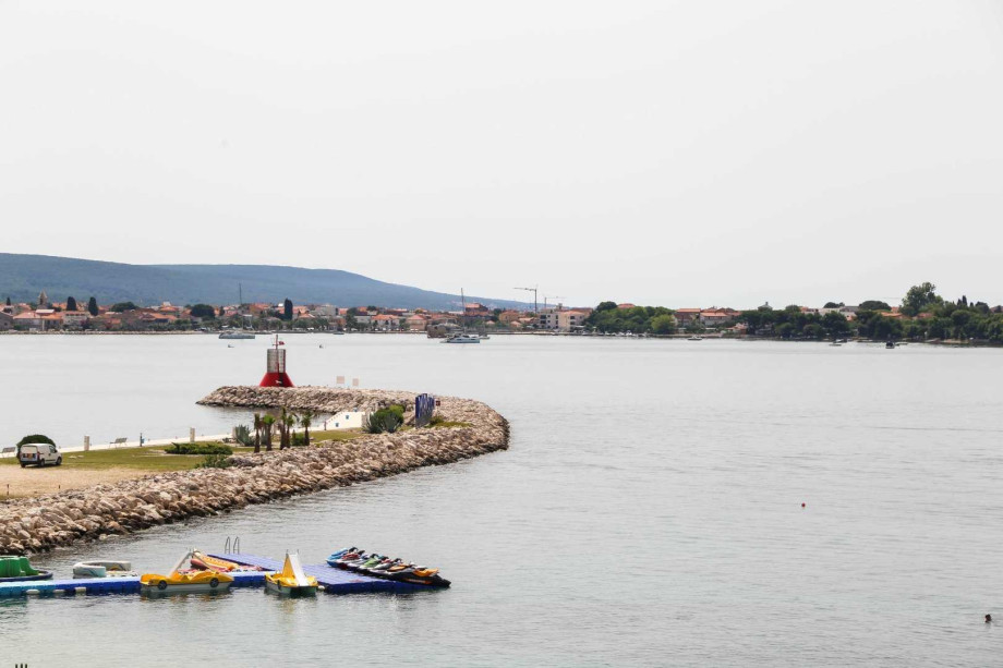 CROWONDER Sunny Bay Beachfront Apartment A7