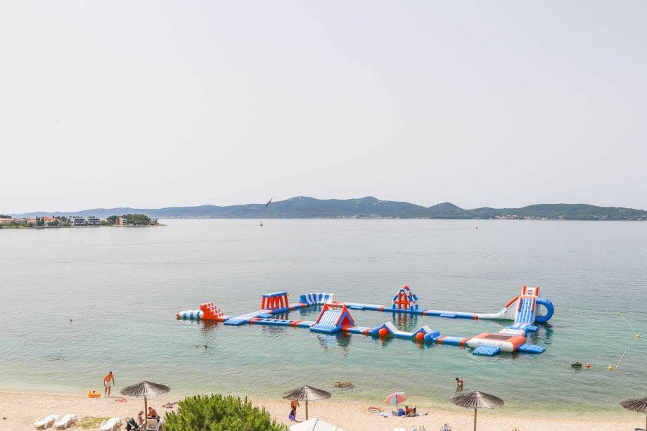 CROWONDER Sunny Bay Beachfront Apartment A7