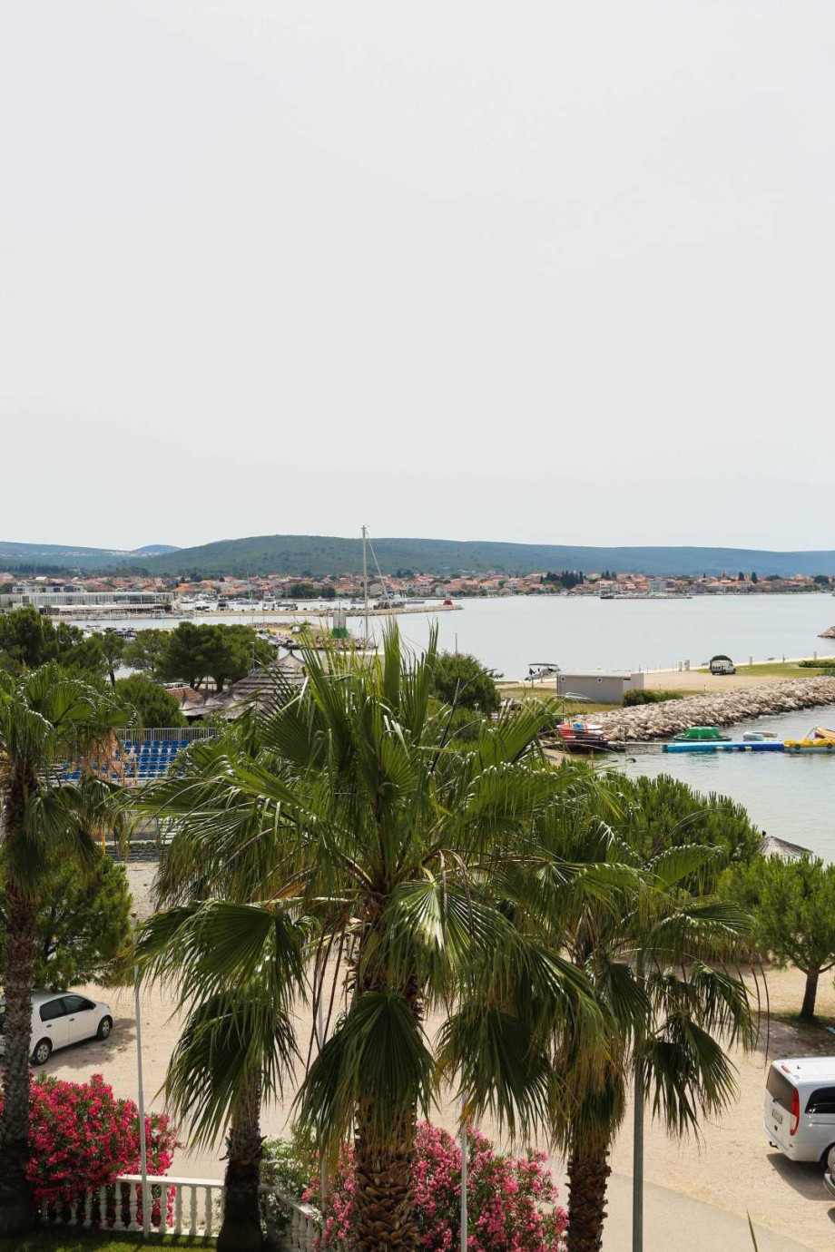 CROWONDER Sunny Bay Beachfront Apartment A7