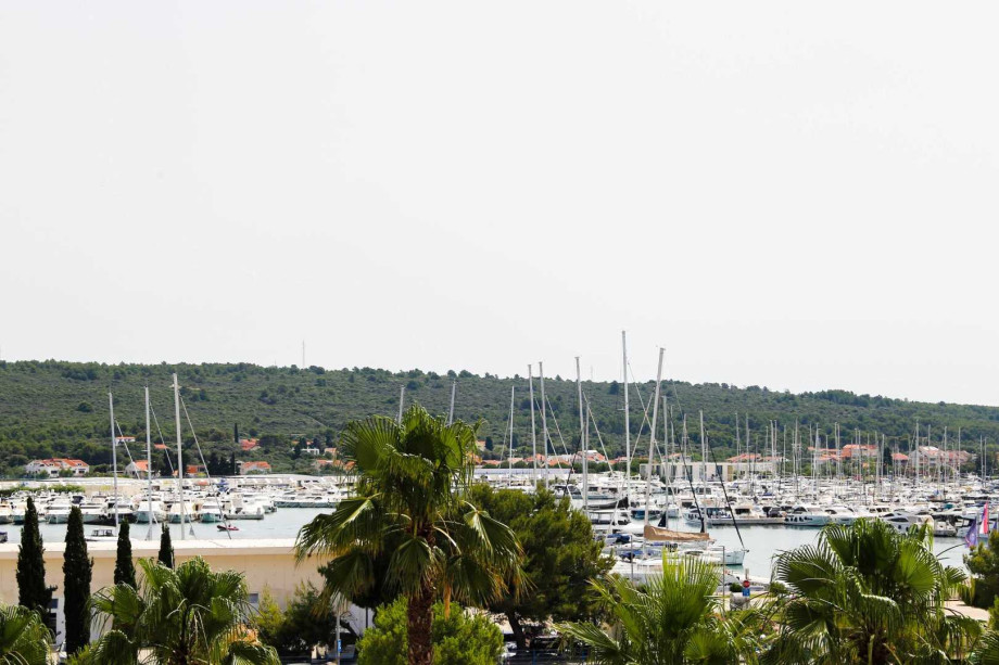 CROWONDER Sunny Bay Beachfront Apartment A7