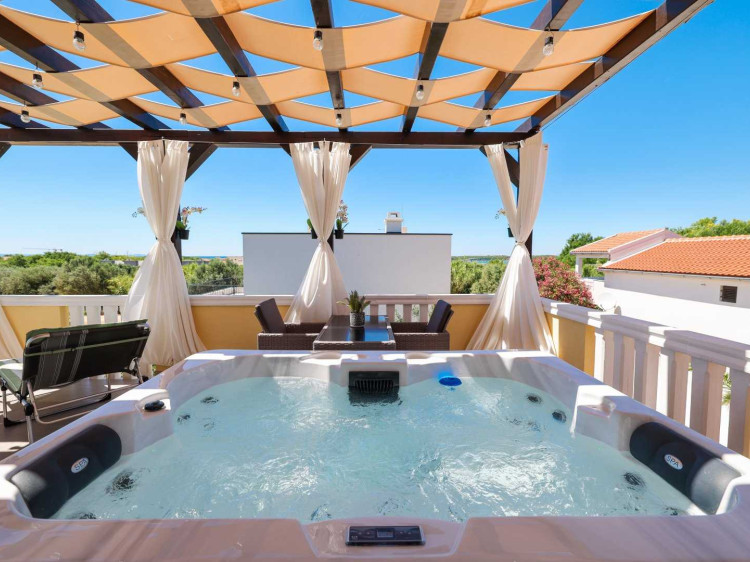 CROWONDER Sunset Apartments - Apartmán A1 s jacuzzi a výhledem na moře