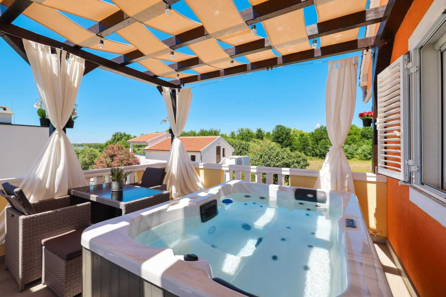 CROWONDER Sunset Apartments - Apartment A1 with Jacuzzi and Sea View