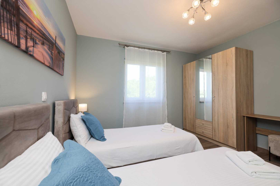 CROWONDER Sunset Apartments - Apartment A2