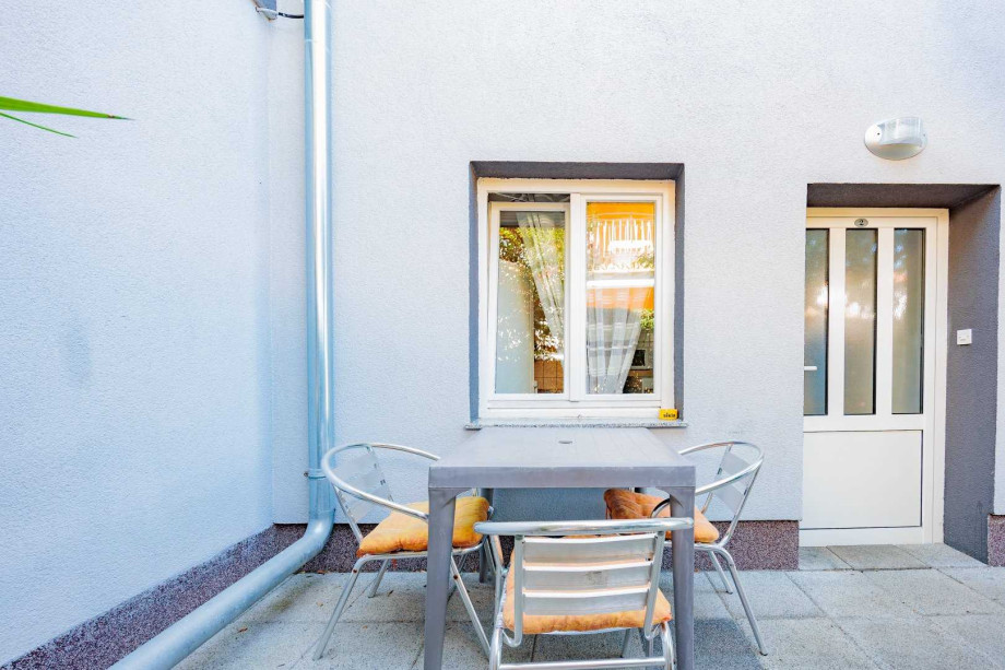 Crowonder Lucky Apartment A2 with swimming pool