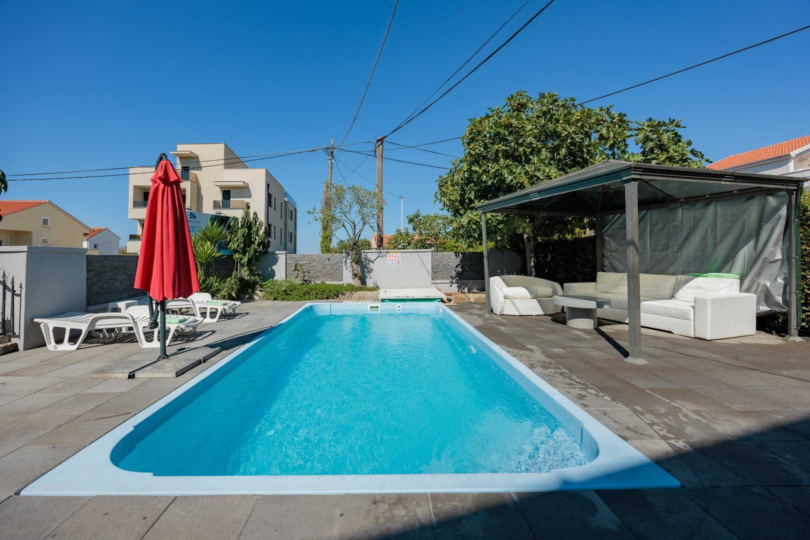 Crowonder Lucky Holiday House  with Swimming Pool