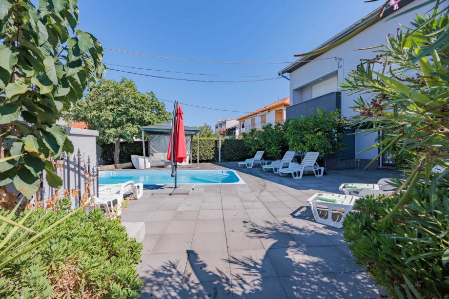 Crowonder Lucky Holiday House  with Swimming Pool
