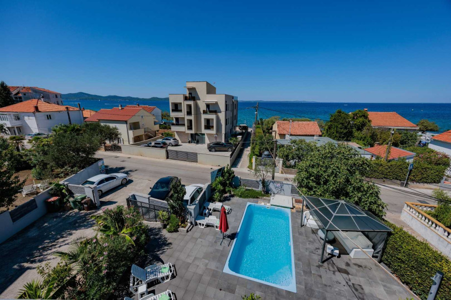 Crowonder Lucky Holiday House  with Swimming Pool