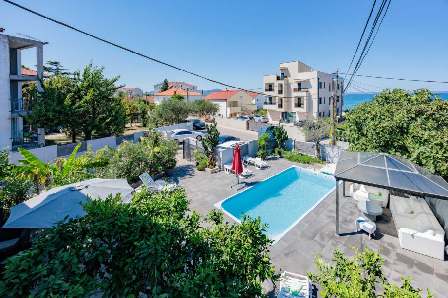 Crowonder Lucky Holiday House  with Swimming Pool