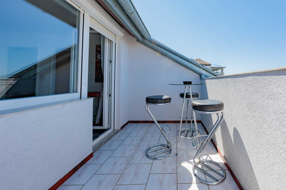 Crowonder Lucky Holiday House  with Swimming Pool