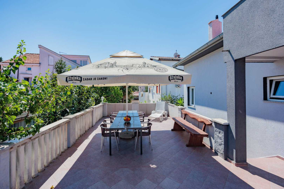 Crowonder Lucky Holiday House  with Swimming Pool