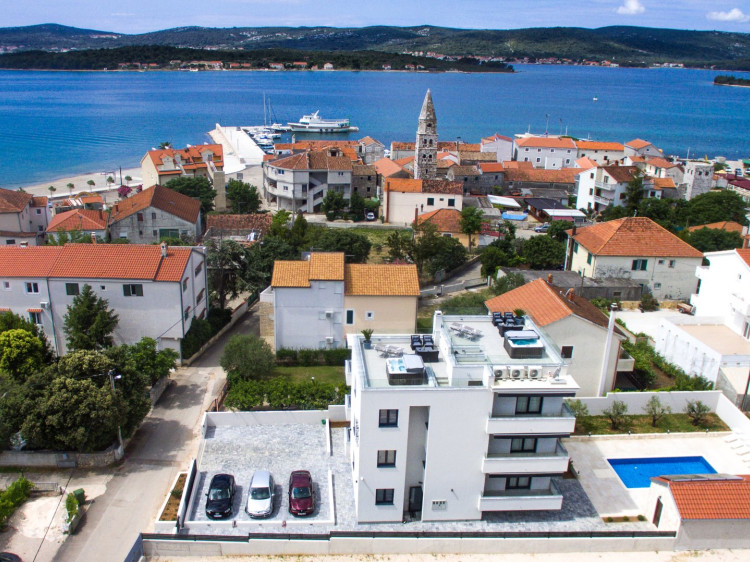 CROWONDER Villa Stella with Swimming Pool, Sauna and Two Jacuzzis