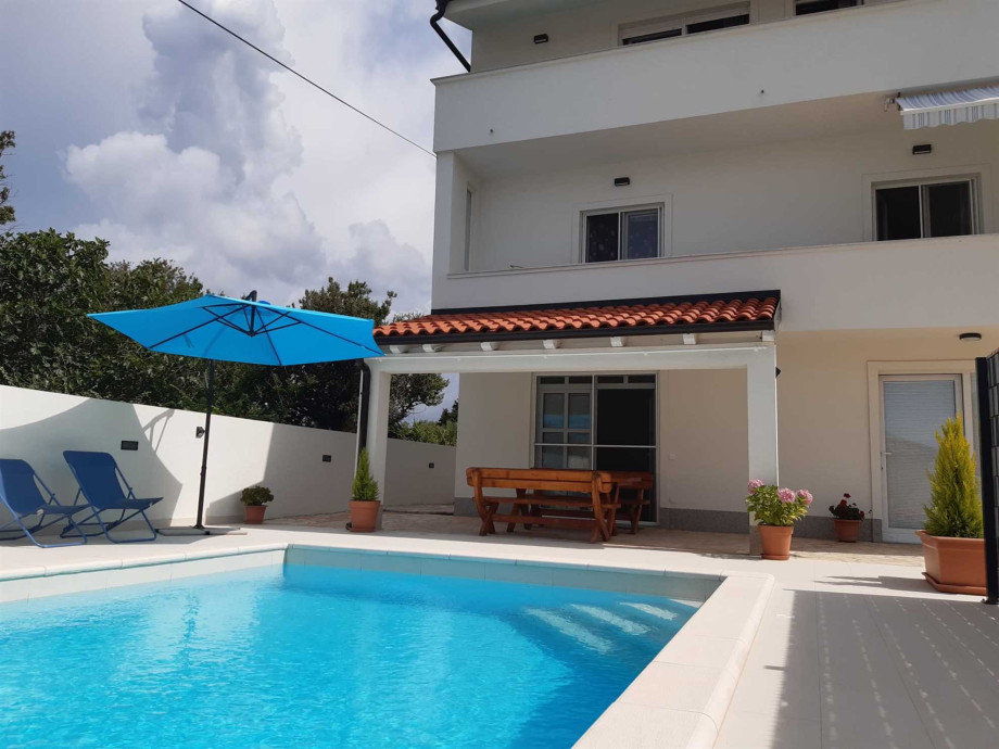 CROWONDER Villa Albus - Apartment with a Private Swimming Pool