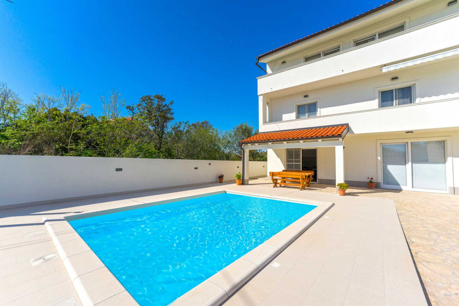CROWONDER Villa Albus - Apartment with a Private Swimming Pool