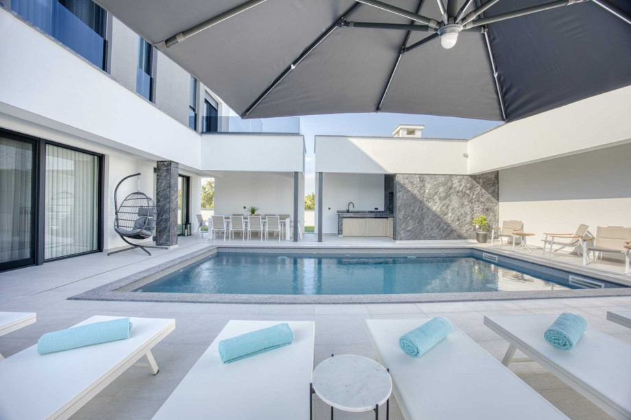 CROWONDER Villa Elena with Two Swimming Pools and Sauna