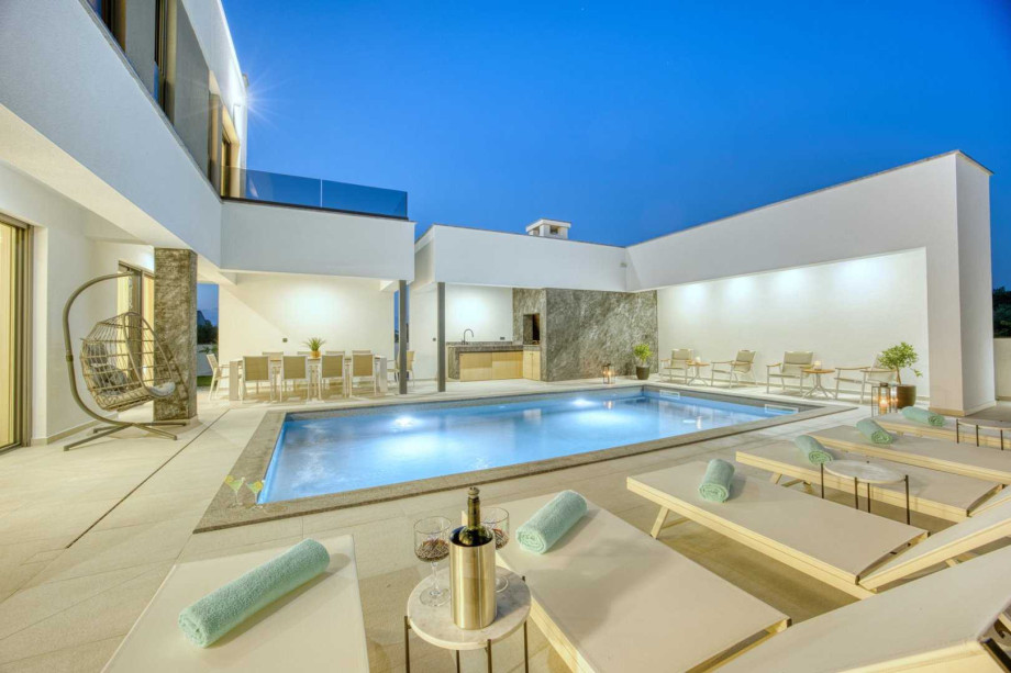 CROWONDER Villa Elena with Two Swimming Pools and Sauna