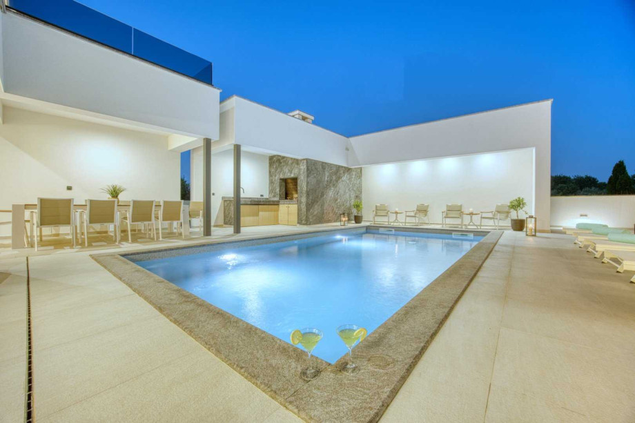 CROWONDER Villa Elena with Two Swimming Pools and Sauna