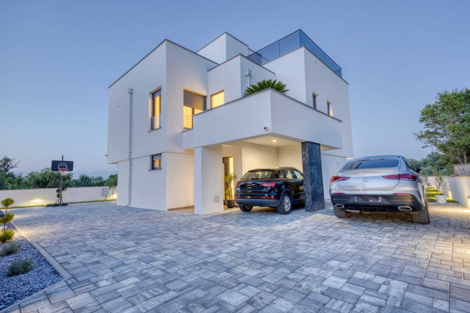 CROWONDER Villa Elena with Two Swimming Pools and Sauna