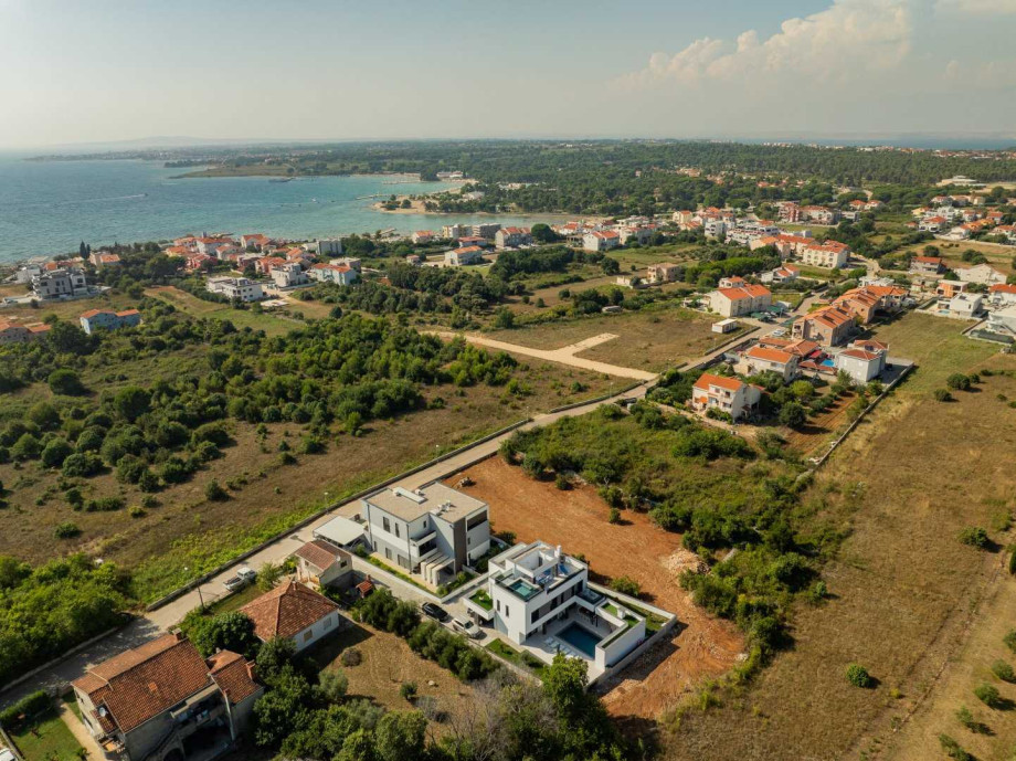 CROWONDER Villa Elena with Two Swimming Pools and Sauna