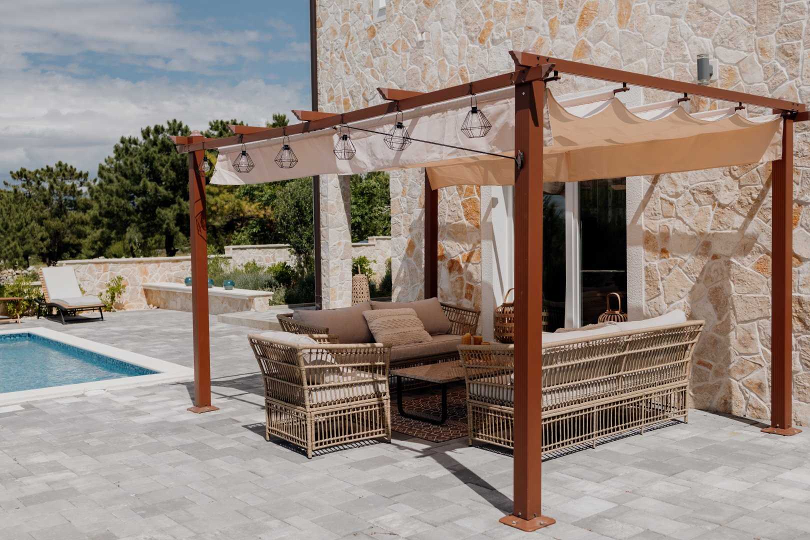 CROWONDER Villa Pinia with Swimming Pool