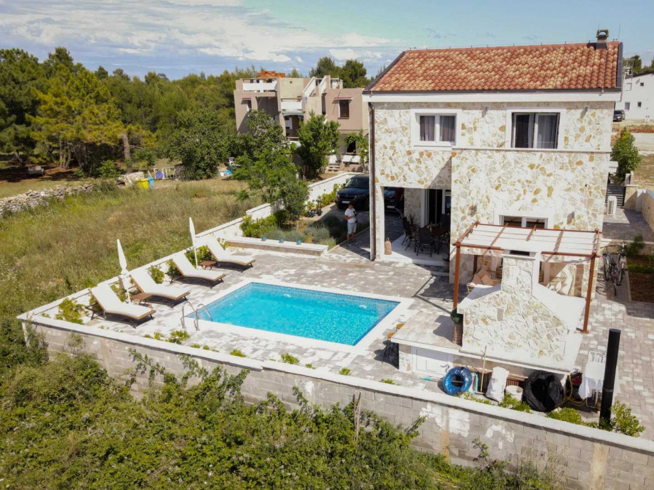 CROWONDER Villa Pinia with Swimming Pool