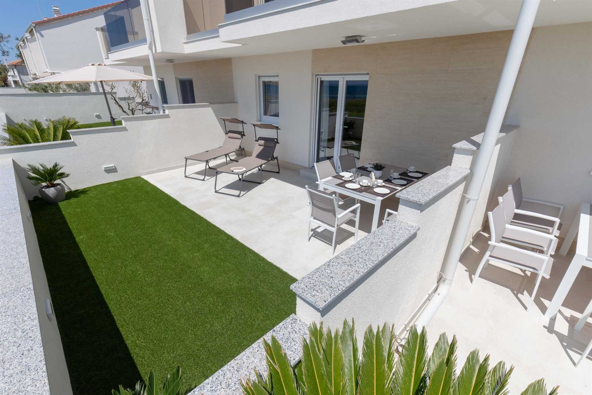 CROWONDER Beachfront Reiterer Villa V2 first line to the beach