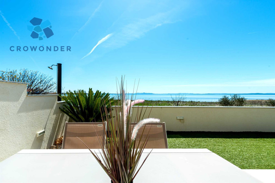 CROWONDER Beachfront Reiterer Vila V3 with Jacuzzi