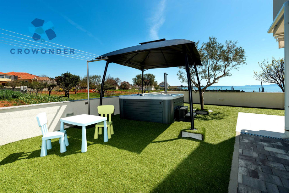CROWONDER Beachfront Reiterer Vila V3 with Jacuzzi