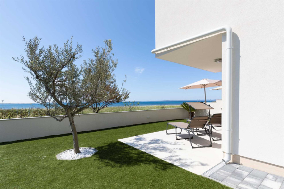 CROWONDER Beachfront Reiterer Vila V3 with Jacuzzi