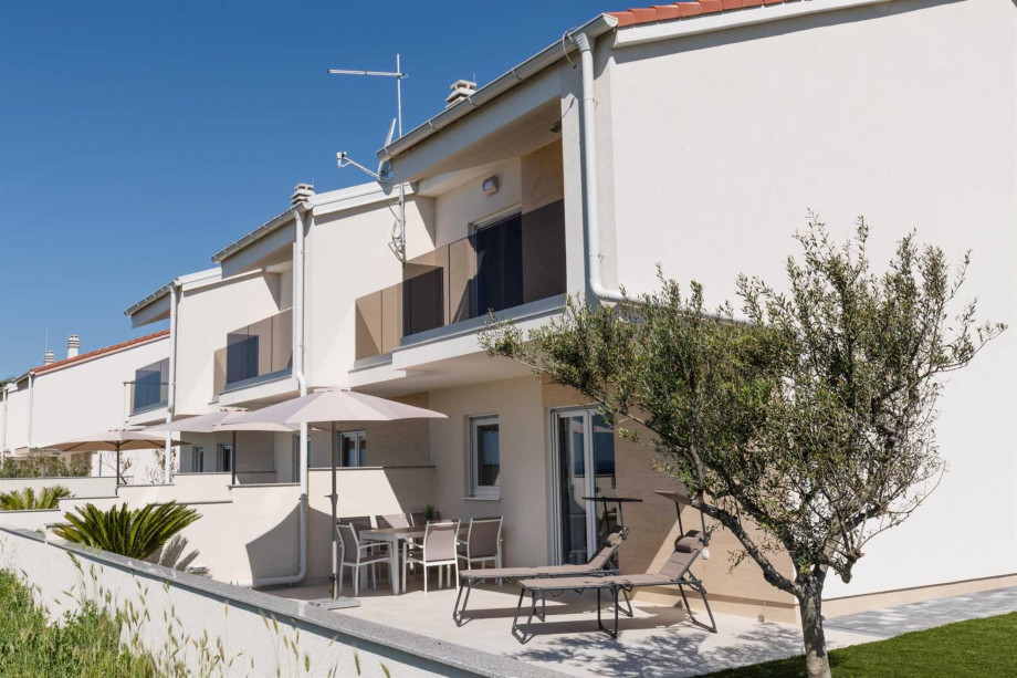 CROWONDER Beachfront Reiterer Vila V3 with Jacuzzi