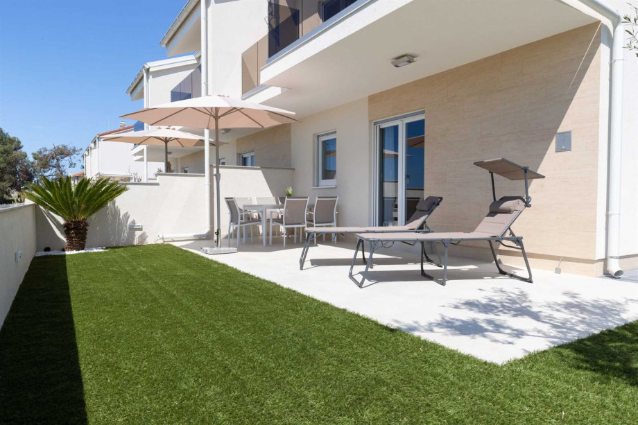 CROWONDER Beachfront Reiterer Vila V3 with Jacuzzi
