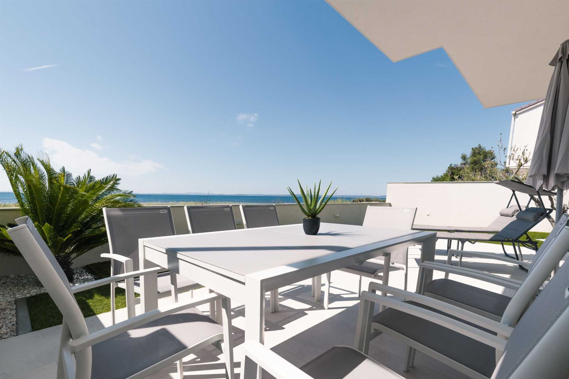 CROWONDER Beachfront Reiterer Vila V1 with Jacuzzi