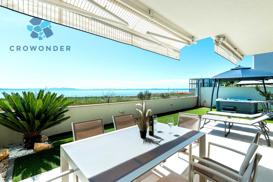 CROWONDER Beachfront Reiterer Vila V1 with Jacuzzi