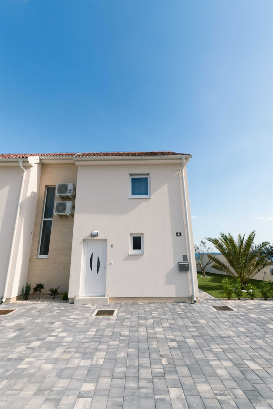 CROWONDER Beachfront Reiterer Vila V1 with Jacuzzi