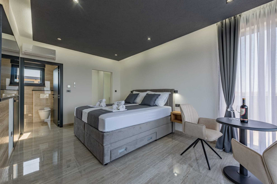 CROWONDER Villa Travera 2 with Heated Swimming Pool