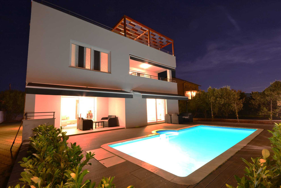 CROWONDER Luxury Toretta Apartment A2 with Swimming Pool