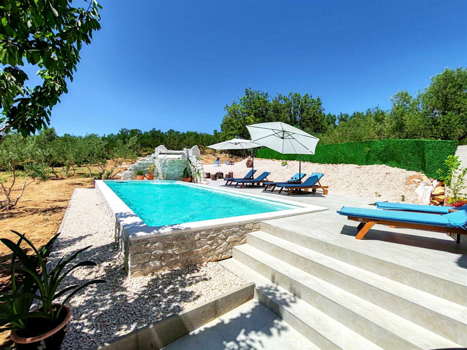 CROWONDER Villa Olive garden Platinum with swimming pool and jacuzzi