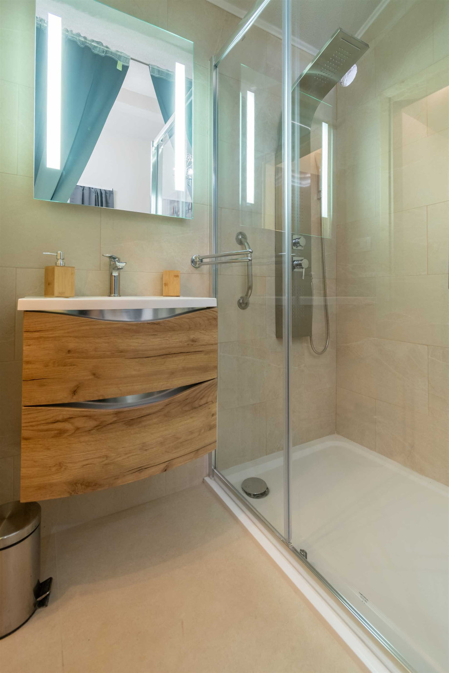 CROWONDER Villa Olive garden Platinum with swimming pool and jacuzzi