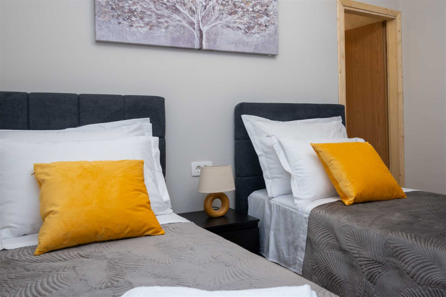 CROWONDER Villa Olive garden Platinum with swimming pool and jacuzzi