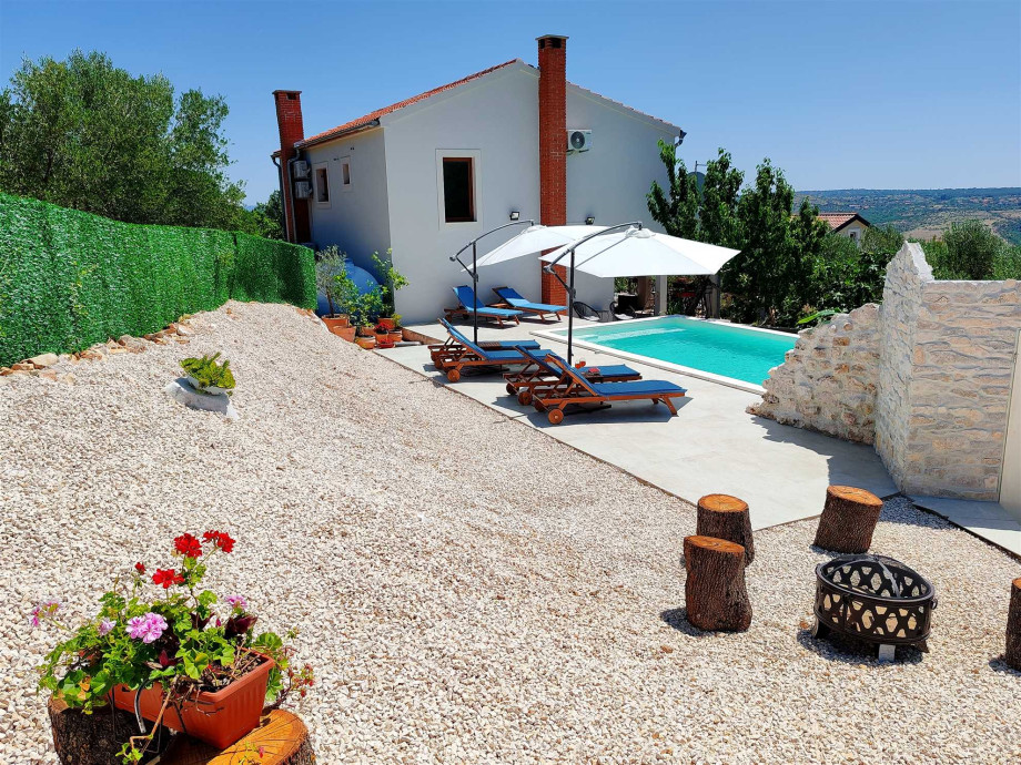 CROWONDER Villa Olive garden Platinum with swimming pool and jacuzzi