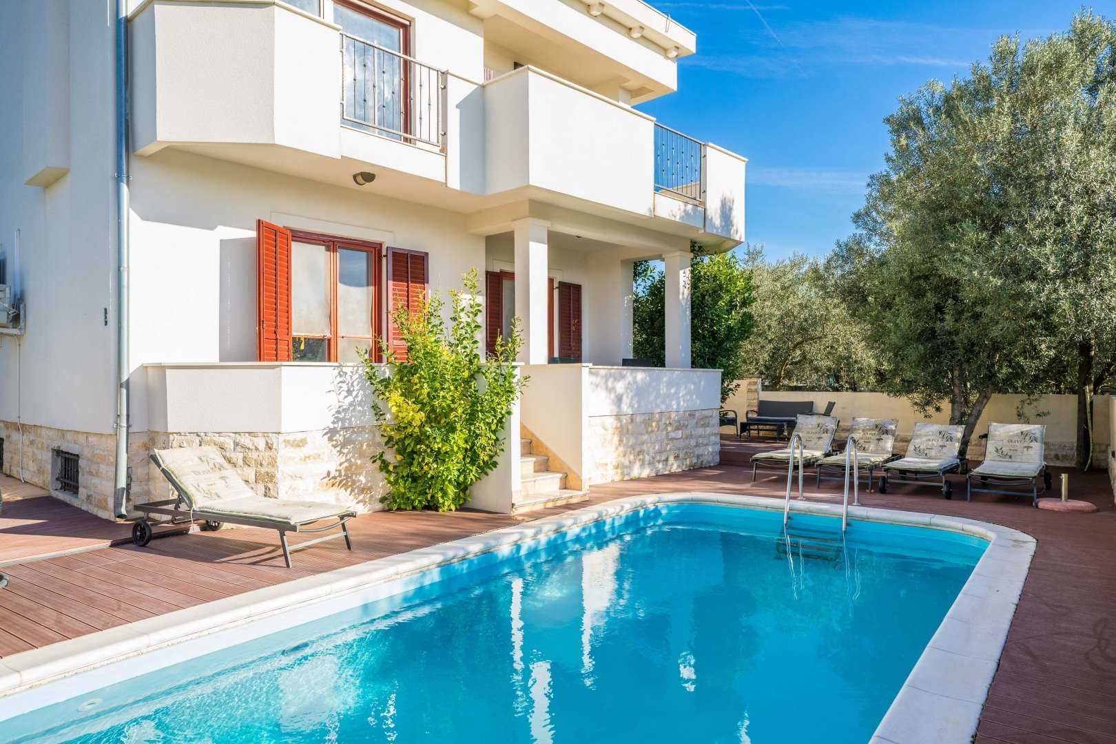 CROWONDER Good Time Holiday Home with Heated Swimming Pool Jacuzzi Gym and Sauna