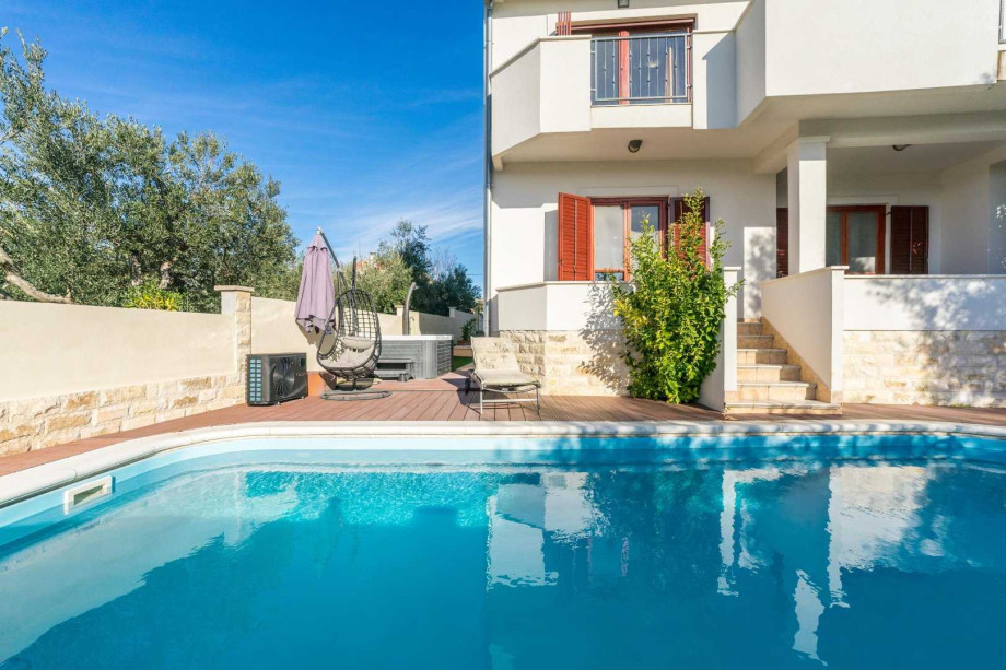 CROWONDER Good Time Holiday Home with Swimming Pool Jacuzzi Gym and Sauna