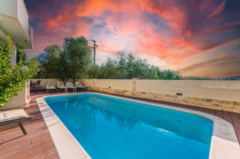 CROWONDER Good Time Holiday Home with Swimming Pool Jacuzzi Gym and Sauna