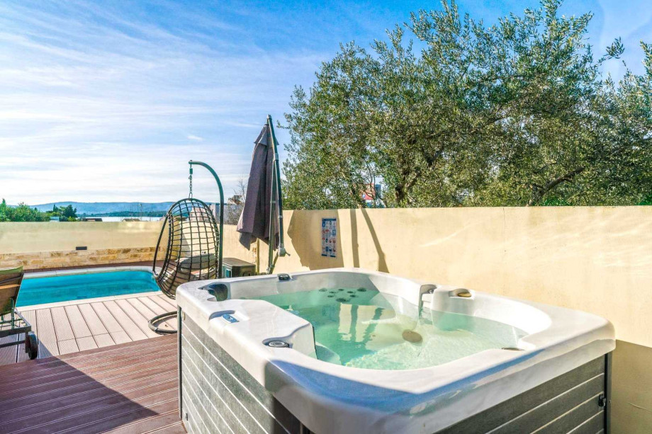 CROWONDER Good Time Holiday Home with Swimming Pool Jacuzzi Gym and Sauna