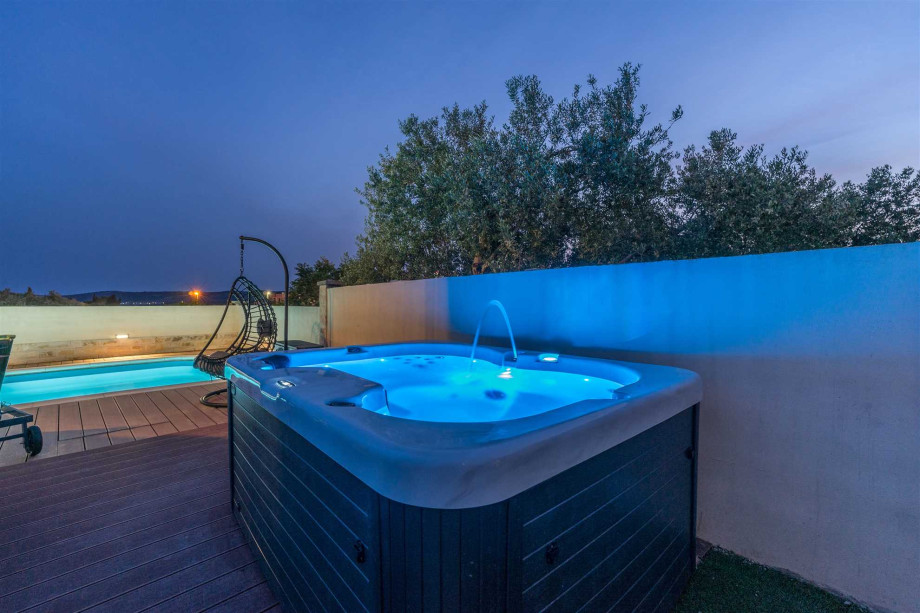 CROWONDER Good Time Holiday Home with Swimming Pool Jacuzzi Gym and Sauna