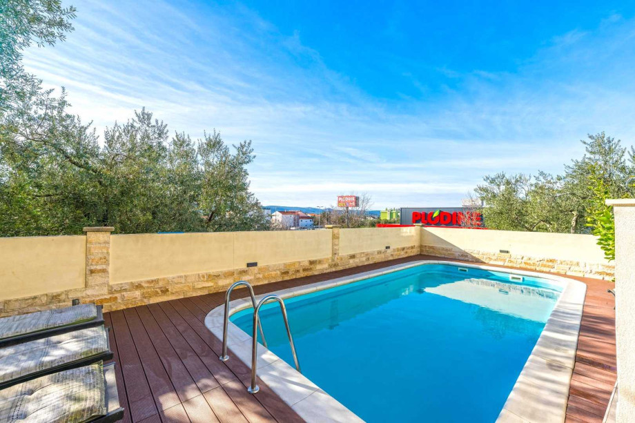 CROWONDER Good Time Holiday Home with Swimming Pool Jacuzzi Gym and Sauna